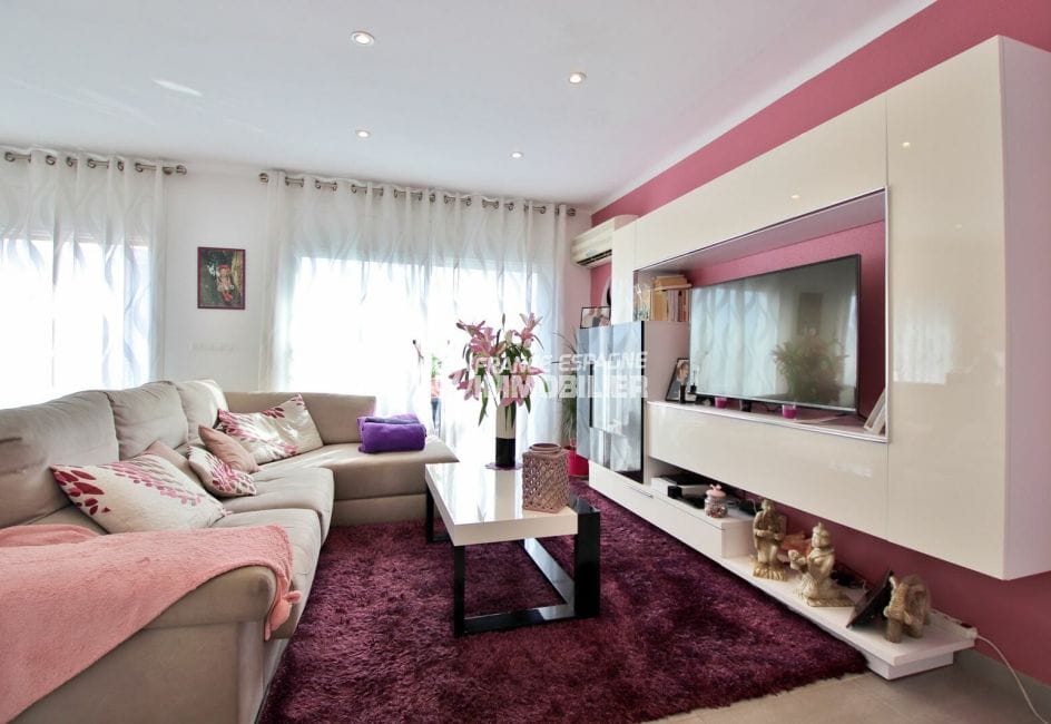 rosas immo: appartement 3 chambres 74 m², grand séjour lumineux sur tons blanc et rose