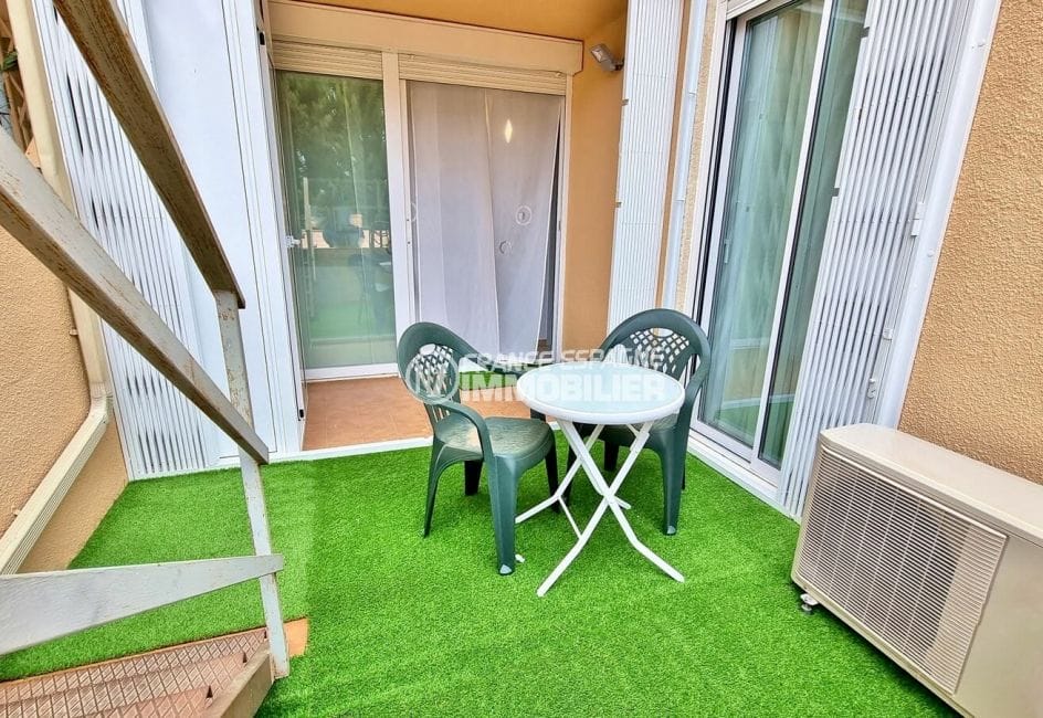 immo roses: appartement 51 m², terrasse avec table et chaises de jardin