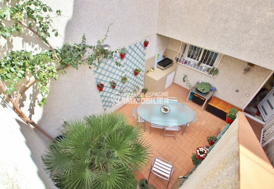 vente immobiliere rosas espagne: villa 4 pièces 100 m², belle terrasse aménagée de plantes vertes