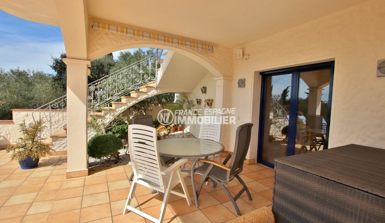 immo center: villa 5 pièces 215 m², grande terrasse vue mer avec un bel escalier
