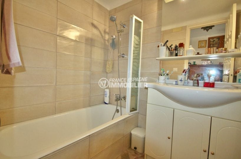 la costa brava: appartement 2 pièces 56 m², salle de bain moderne avec baignoire