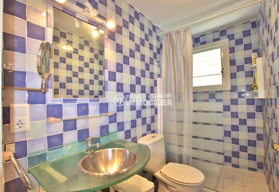 achat appartement rosas espagne: 32 m², salle d'eau avec douche, support vasque en verre, wc