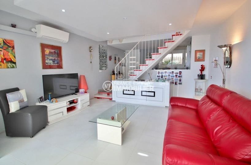 vente immobilière rosas: villa 4 pièces 100 m², salon moderne avec bel escalier
