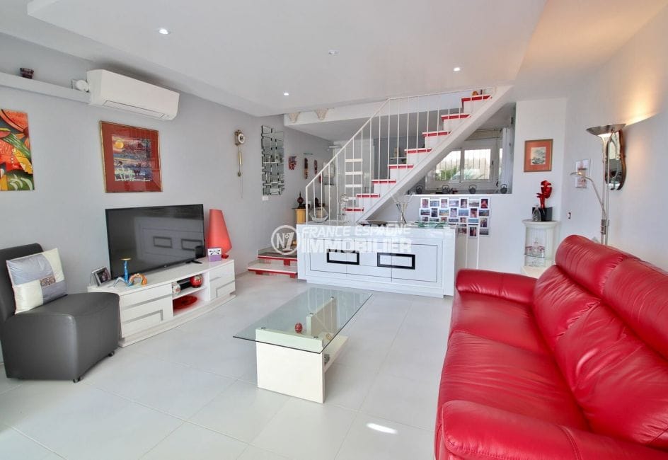vente immobilière rosas: villa 4 pièces 100 m², salon moderne avec bel escalier