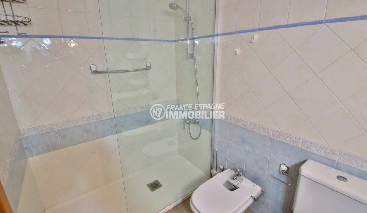 vente appartement costa brava, 4 pièces 69 m², salle de bain avec douche et bidet