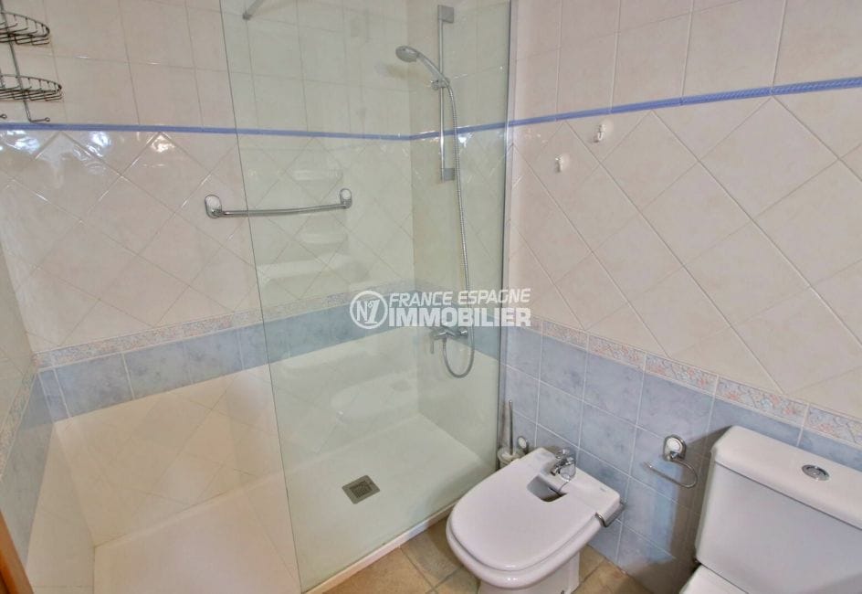 vente appartement costa brava, 4 pièces 69 m², salle de bain avec douche et bidet