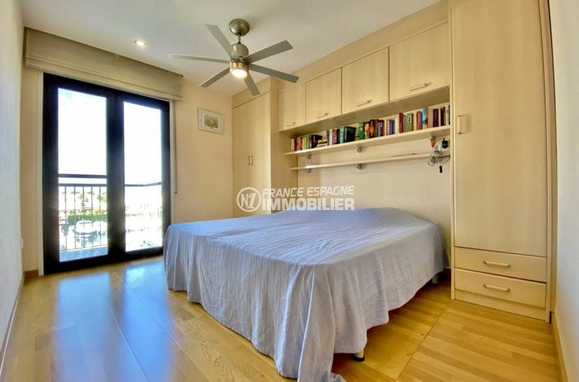 appartement a vendre empuriabrava, 69 m², chambre avec lit double, nombreux rangements