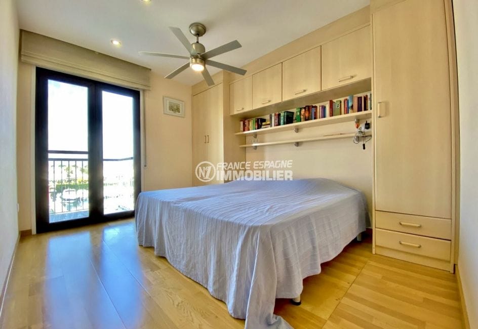appartement a vendre empuriabrava, 69 m², chambre avec lit double, nombreux rangements
