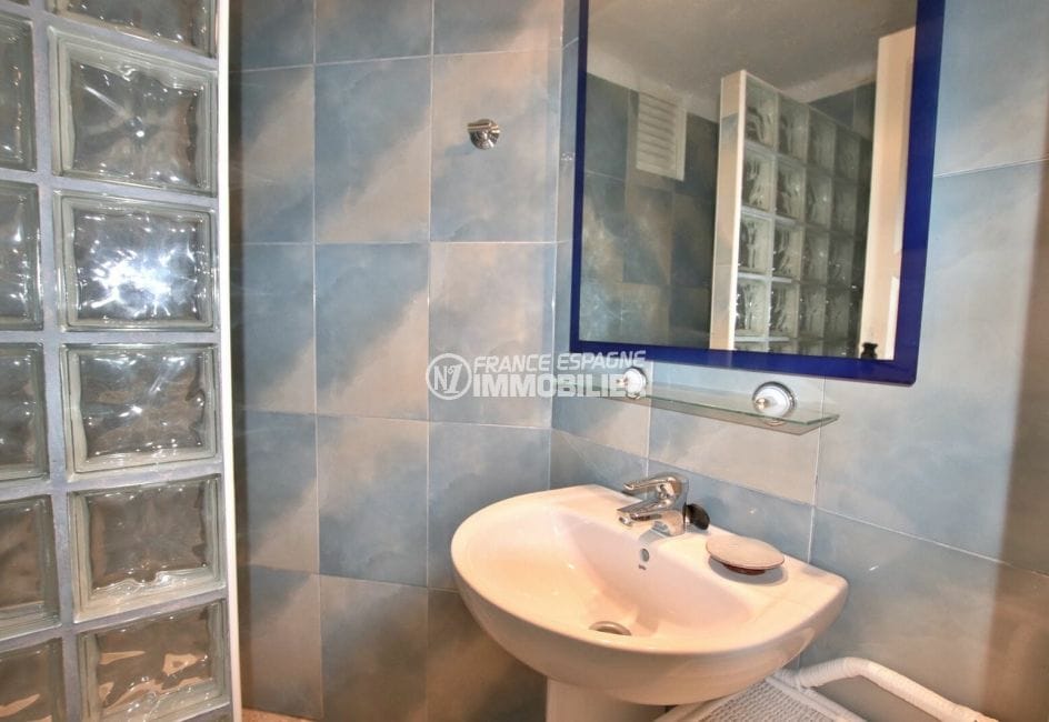 agence immobilière roses: appartement 72 m², salle d'eau avec douche