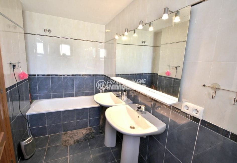 appartement a vendre a empuriabrava, 97 m² avec salle de bain dans la suite parentale, baignoire