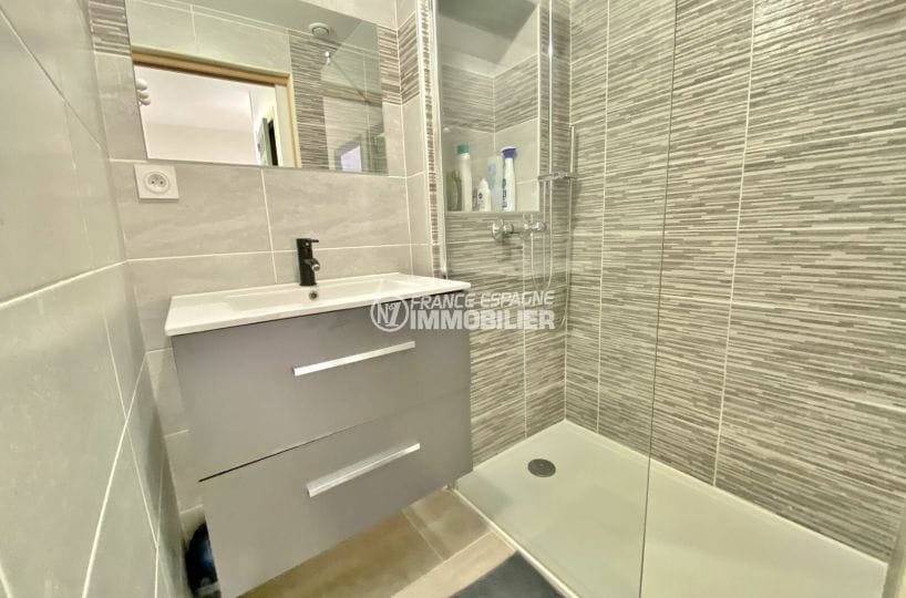 immocenter empuriabrava: 3 pièces 48 m², salle de bain moderne avec baignoire