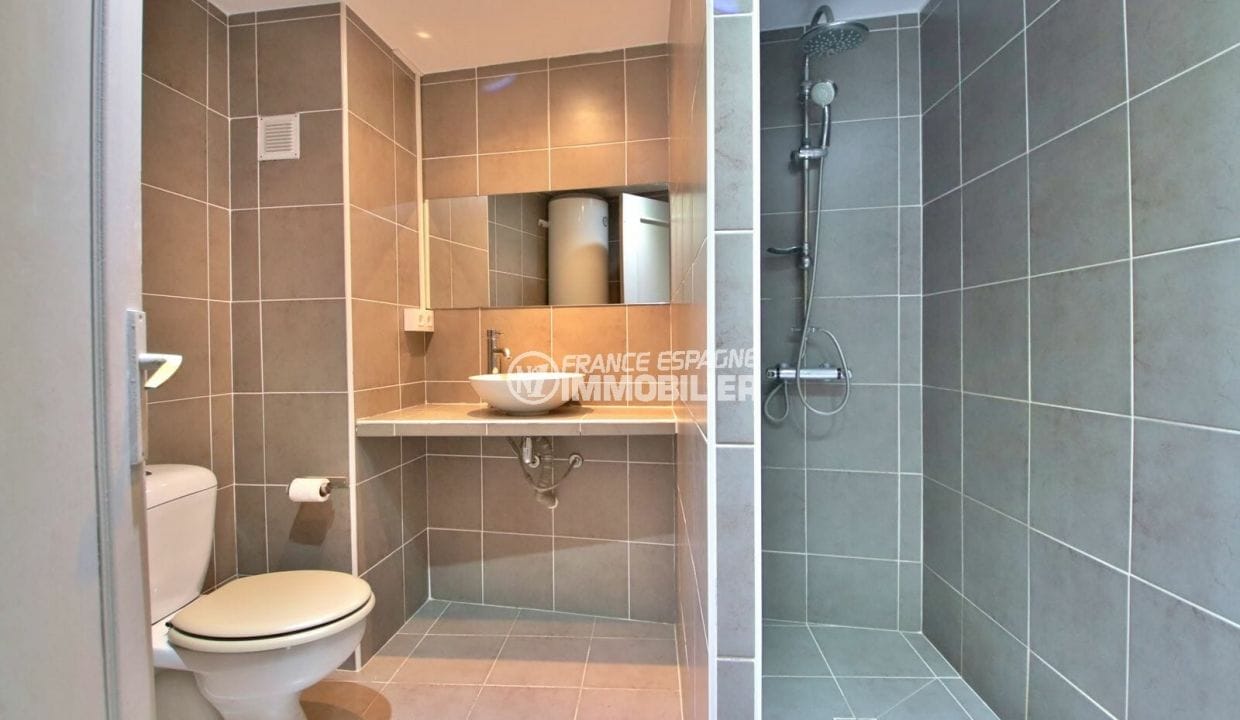 rosas immo: appartement 81 m², salle d'eau avec douche moderne, wc
