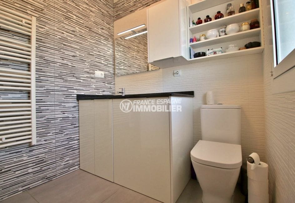 immocenter roses: appartement 3 chambres 74 m², salle d'eau avec toilettes