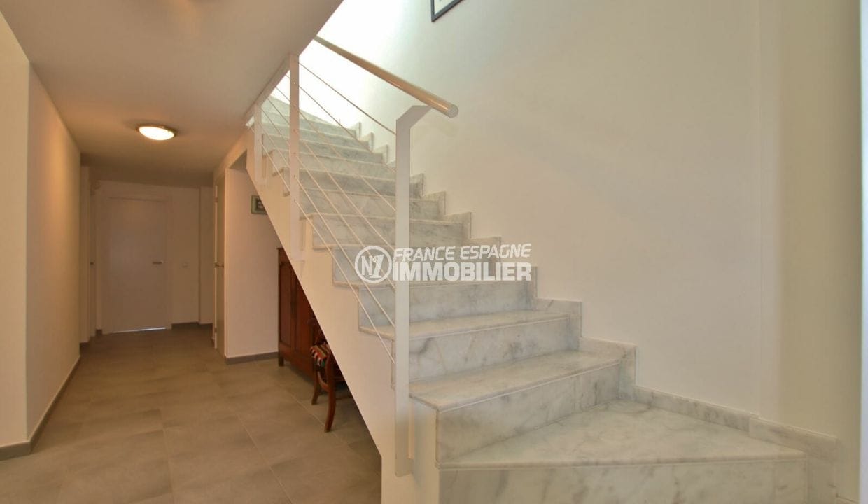 achat immobilier roses: villa 255 m², hall d'entrée avec l'escalier pour accéder à l'étage