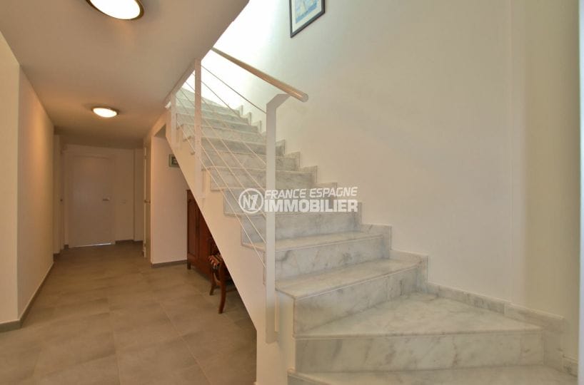 achat immobilier roses: villa 255 m², hall d'entrée avec escalier pour accéder à l'étage