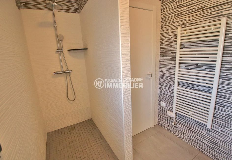 immo center rosas: appartement 3 chambres 74 m², salle d'eau avec douche romaine
