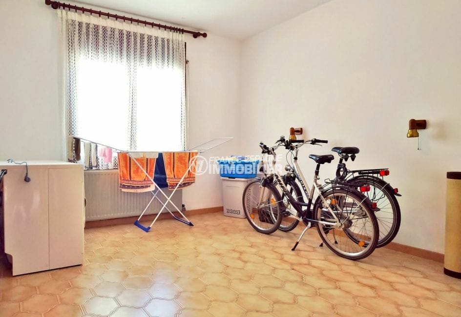 achat maison empuriabrava, 168 m², pièce spacieuse pour buanderie et rangement vélos