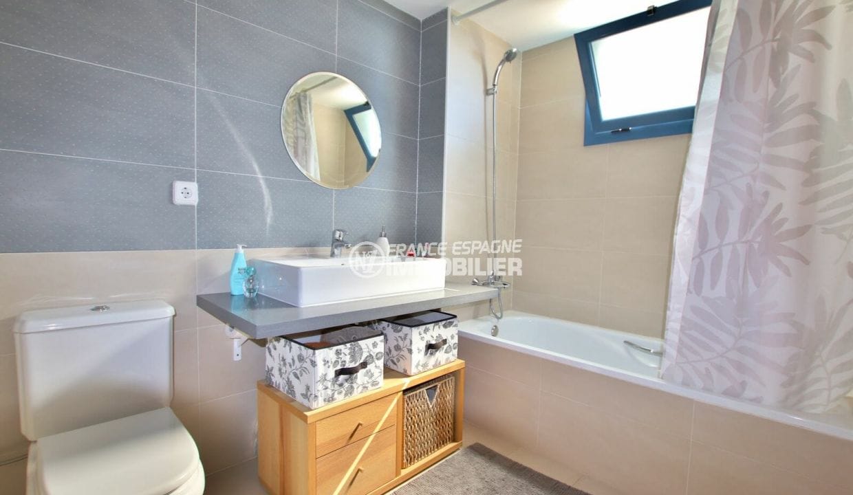 achat maison espagne rosas, 255 m² vue mer, salle de bain avec baignoire et wc