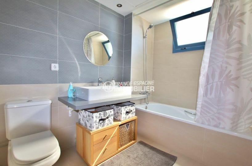 achat maison espagne rosas, 255 m² vue mer, salle de bain avec baignoire et wc