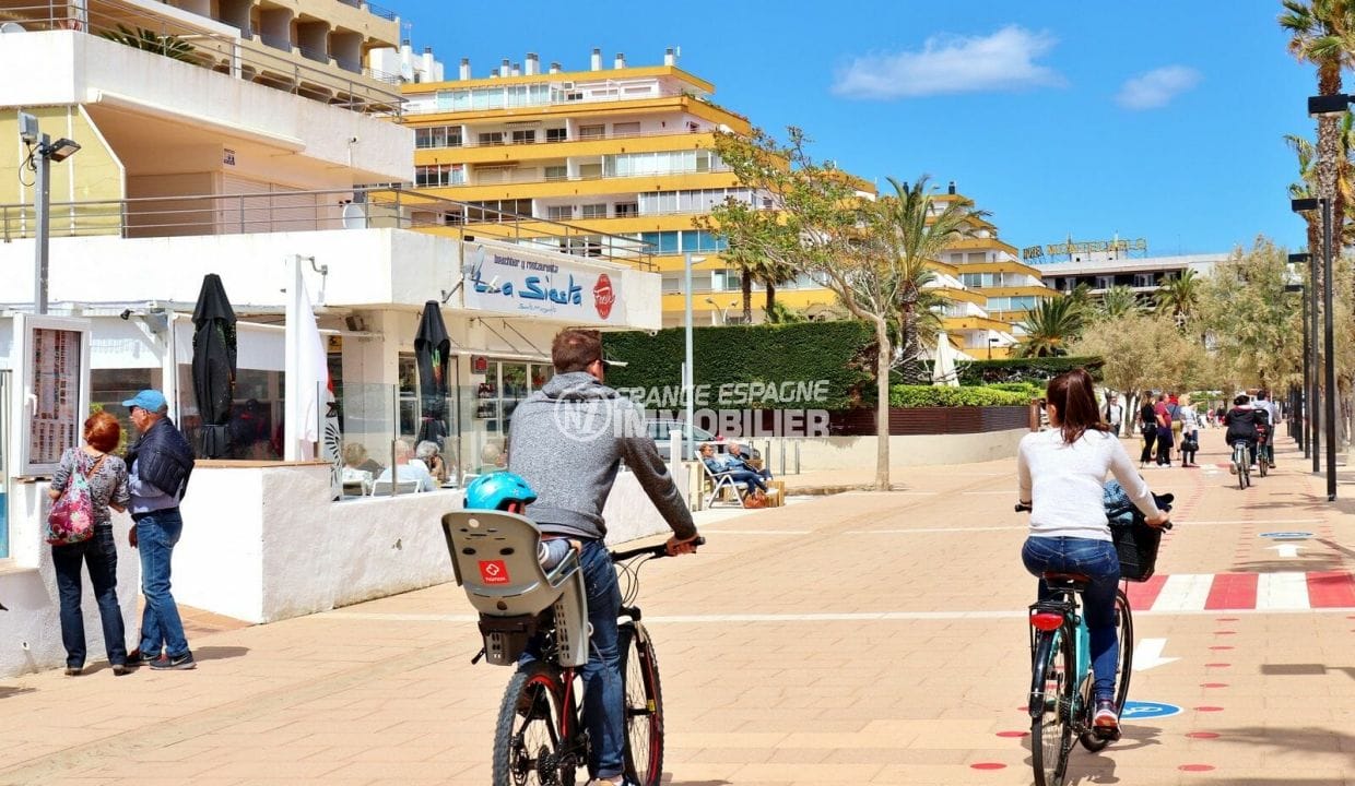 promenade à pied ou en vélo le long de la plage de roses avec ses commerces et restaurants