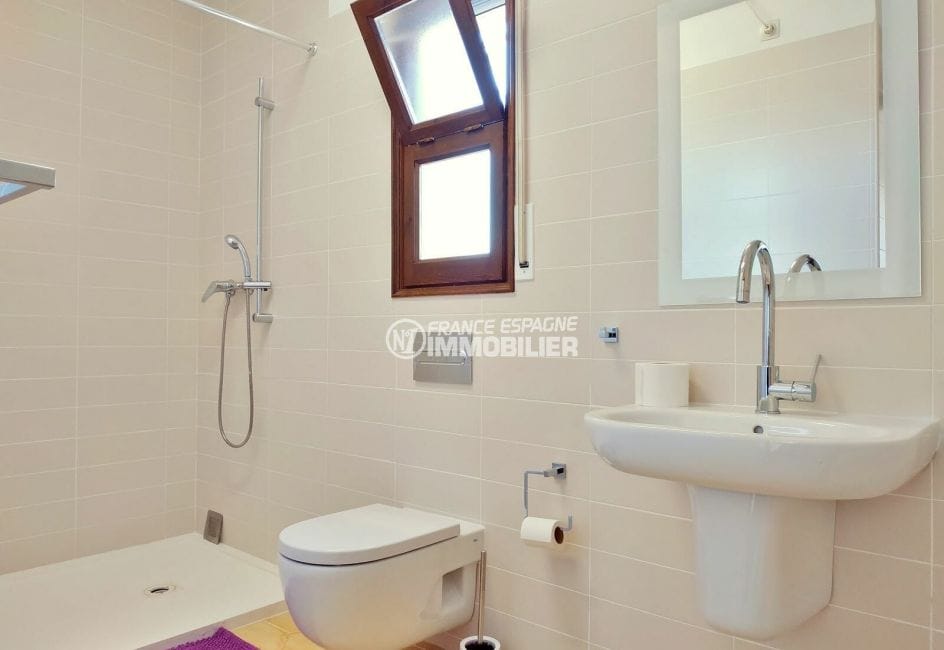 immocenter empuriabrava: villa 168 m², salle d'eau avec douche et wc, fenêtre