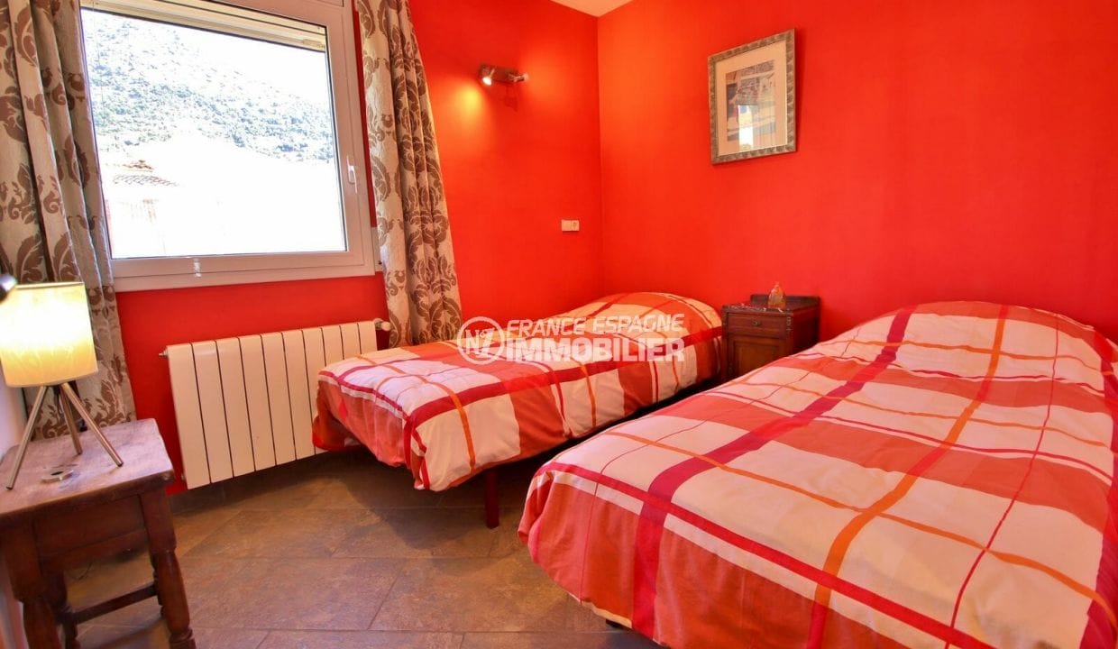 immocenter roses: villa 294 m² en 3 appartements avec piscine, chambre avec lit double et lit simple