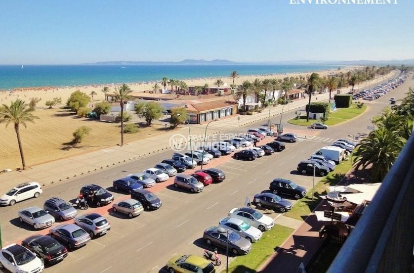 parking public avec de nombreueses places face à la plage d'empuriabrava