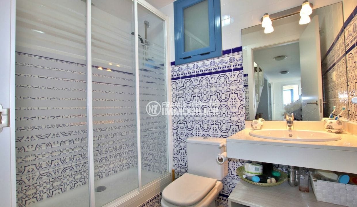 acheter villas a rosas, 255 m², salle d'eau avec une douche spacieuse et vitrée, wc 