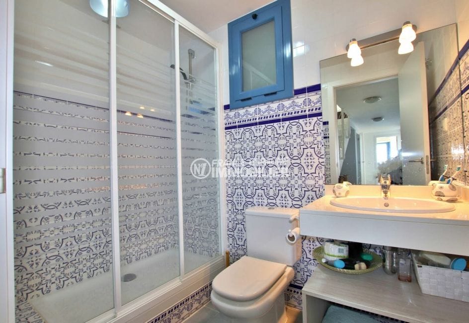 acheter villas a rosas, 255 m², salle d'eau avec une douche spacieuse et vitrée, wc