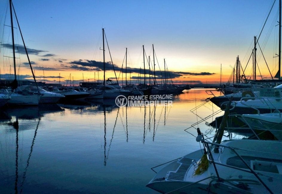 coucher de soleil sur le port de plaisance de roses et ses magnifiques bateaux