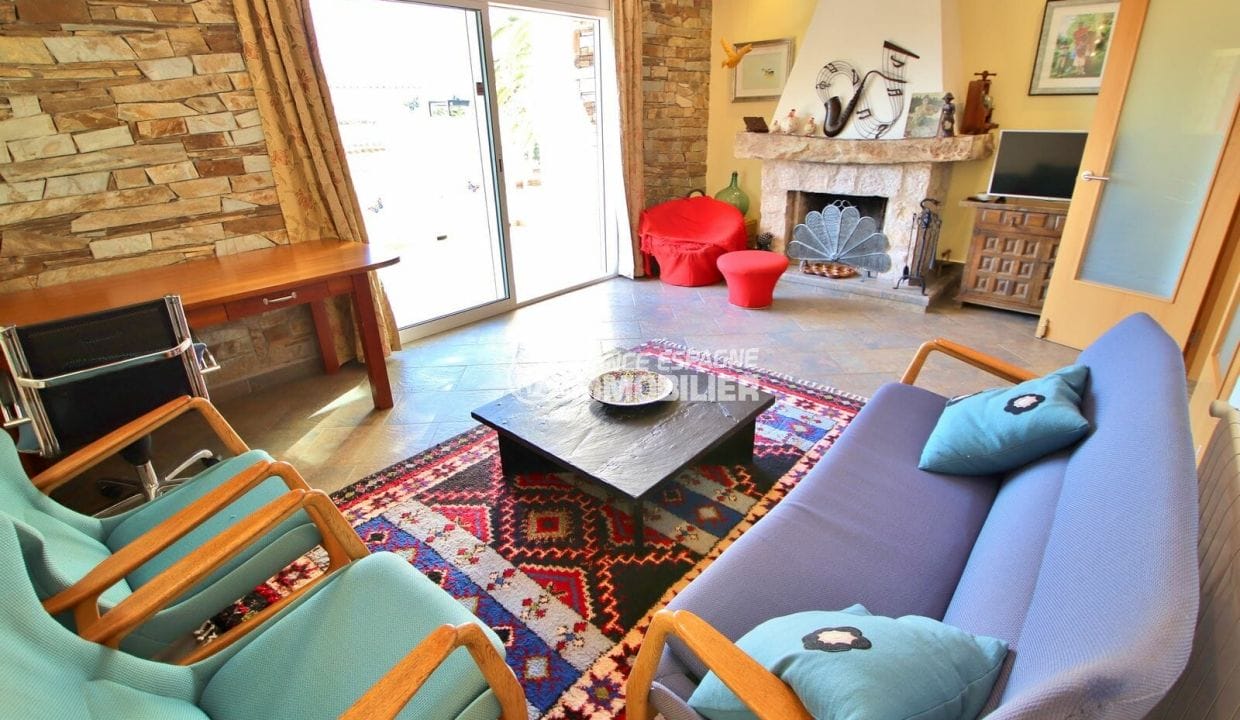 acheter maison costa brava, 294 m² en 3 appartements avec piscine, séjour avec terrasse et cheminée