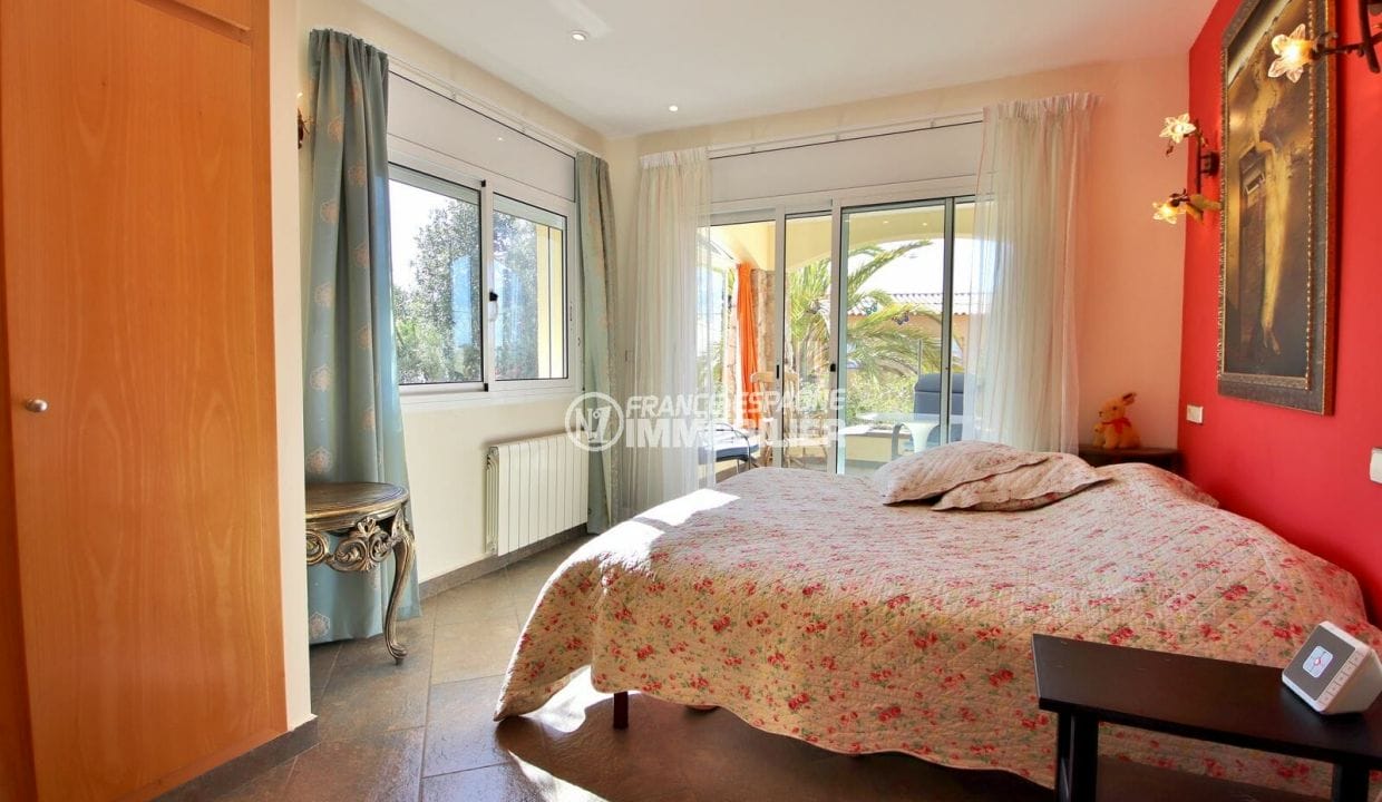 maison a vendre rosas espagne, 294 m² construit en 3 appartements avec piscine,  chambre avec accès terrasse
