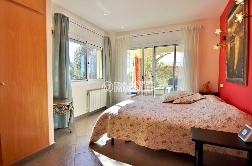 maison a vendre rosas espagne, 294 m² construit en 3 appartements avec piscine, chambre avec accès terrasse