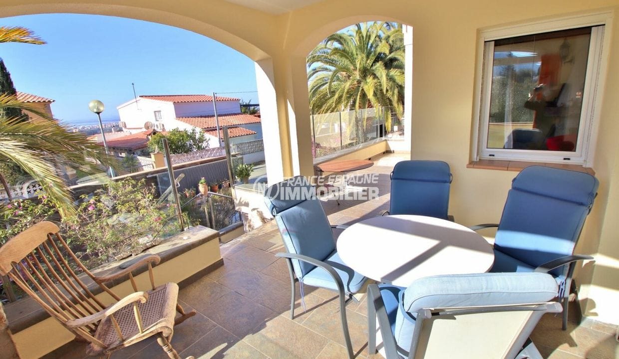habitaclia rosas: villa 294 m² en 3 appartements avec piscine, terrasse avec vue mer
