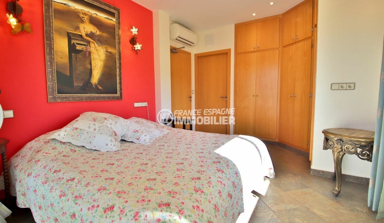 immo costa brava: villa 294 m² en 3 appartements avec piscine, chambre avec grande armoire encastrée