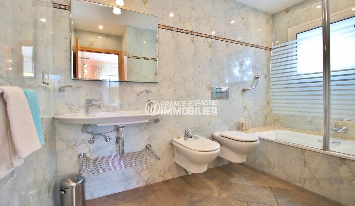 agence immobiliere costa brava: villa 294 m² en 3 appartements avec piscine, salle de bain avec baignoire et wc