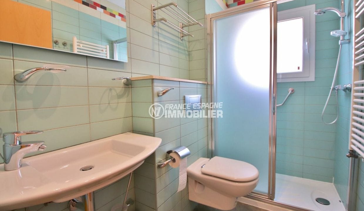 rosas immo: villa 294 m² en 3 appartements avec piscine, salle d'eau avec douche et wc