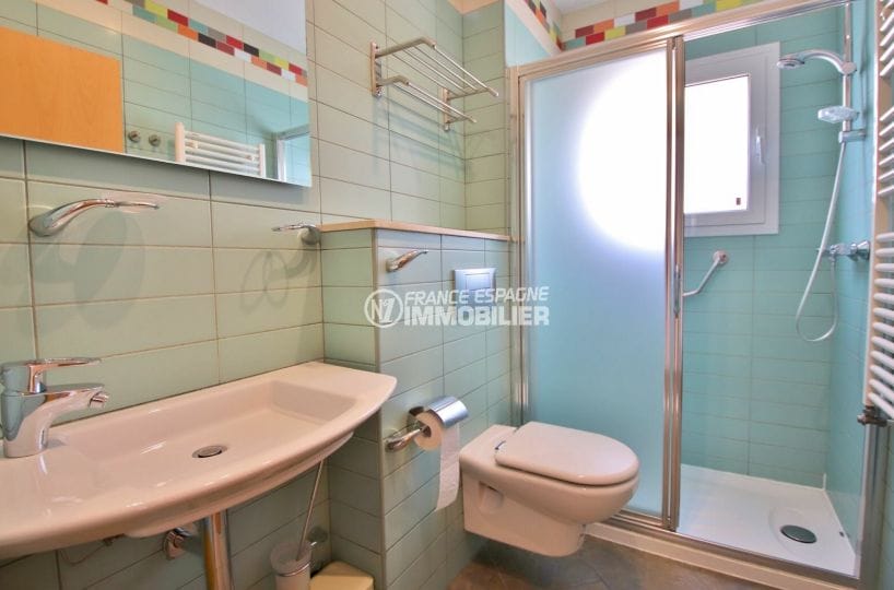 rosas immo: villa 294 m² en 3 appartements avec piscine, salle d'eau avec douche, wc et porte serviettes