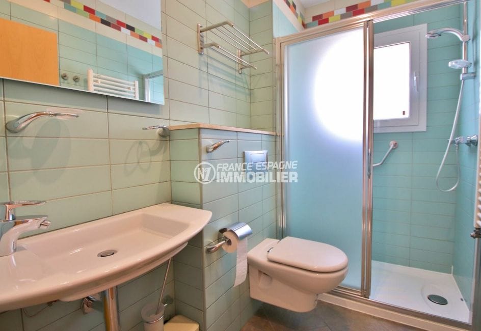 rosas immo: villa 294 m² en 3 appartements avec piscine, salle d'eau avec douche, wc et porte serviettes