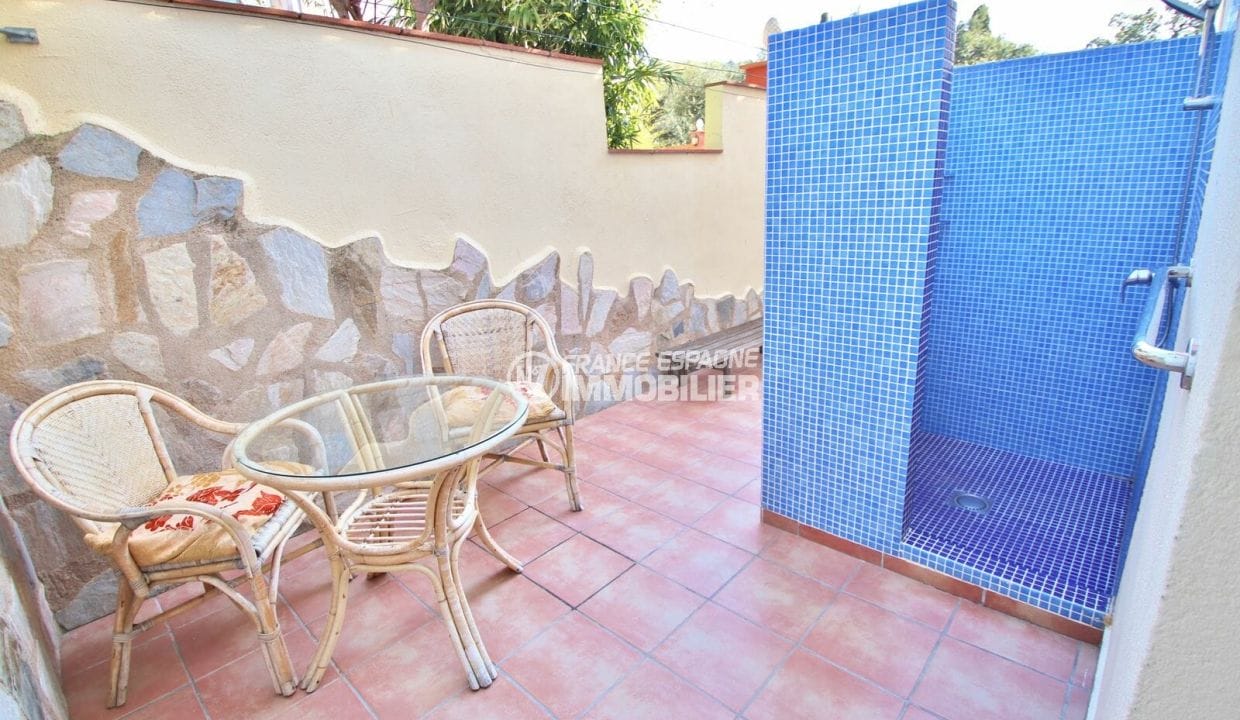 acheter en espagne: villa 294 m² en 3 appartements avec piscine, terrasse coté piscine, douche extérieure