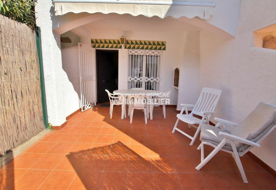 immo roses: villa rénovée 74 m² 2 chambres, dont une avec terrasse, piscine communautaire, plage et commerces 2300 m