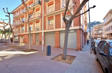 vente immobilière rosas: investissement local commercial de 157 m², une place de parking, centre ville