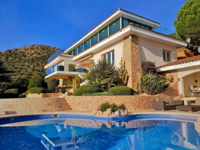 real estate costa brava: villa of 480 sqm on 2 012 sqm land, swimming pool, jacuzzi, garage 68 sqm on the bahía de roses