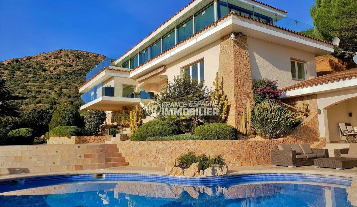 agence immobiliere costa brava: villa de 480 m² sur terrain 2 012 m², piscine, jacuzzi, garage 68 m² sur la bahía de roses