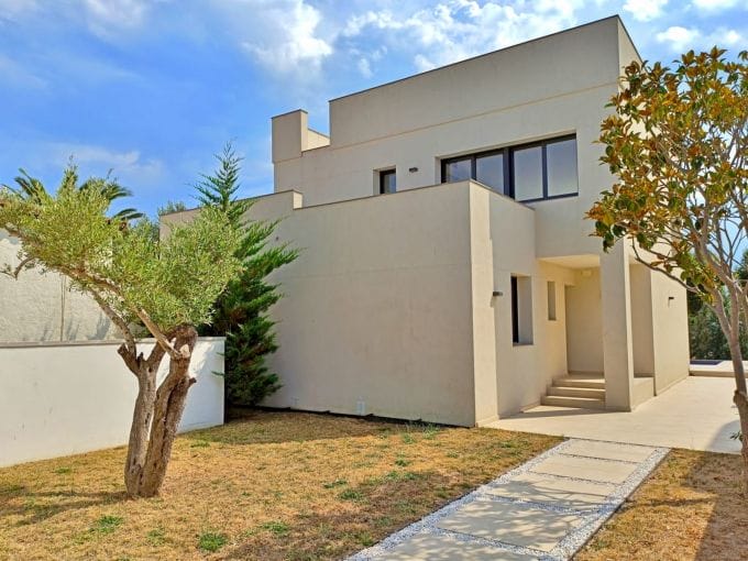 buy house spain costa brava, 5 rooms 185 m² on 512 m² land, swimming pool with jaccuzi, garage, parking and mooring 14 m