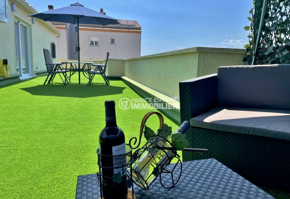 appartement a vendre costa brava, 4 pièces 65 m², terrasse solarium avec salon de jardin, table et chaises