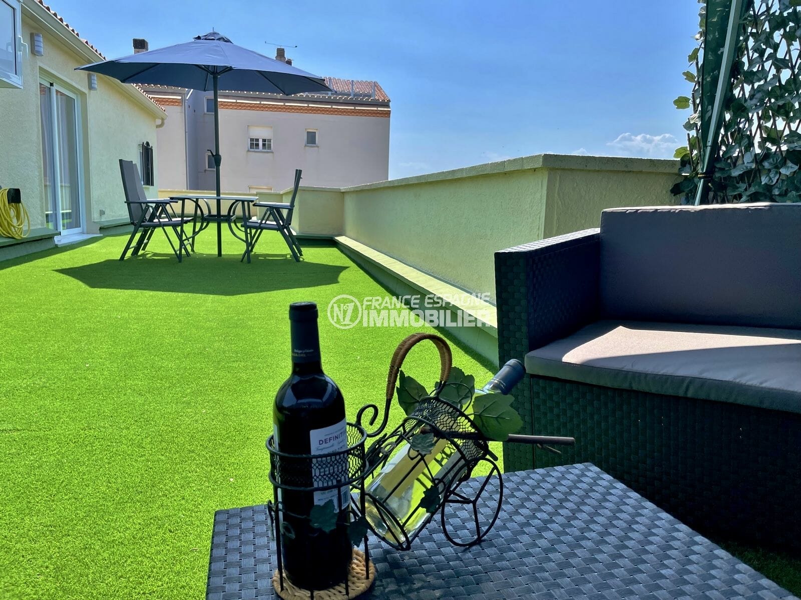 appartement a vendre costa brava, 4 pièces 65 m², terrasse solarium avec salon de jardin, table et chaises