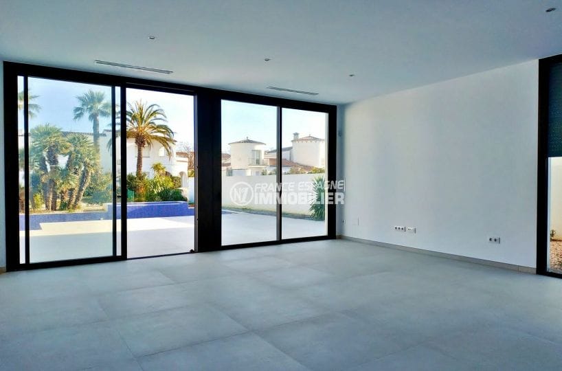 empuria immo: villa 200 m² avec amarre, salon avec accès terrasse piscine