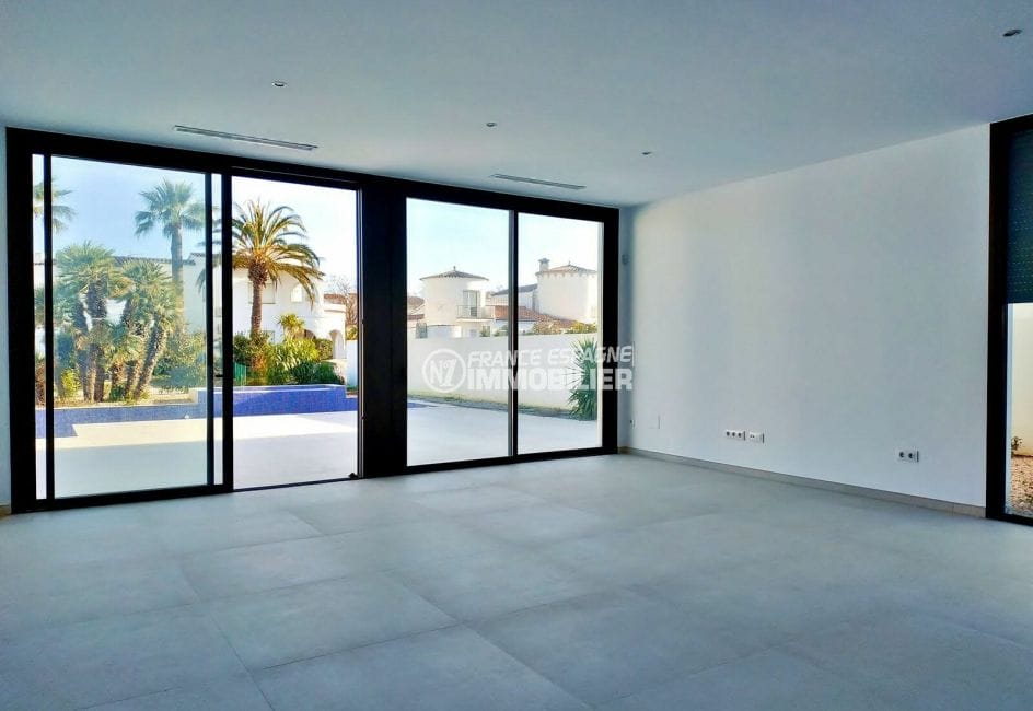 empuria immo: villa 200 m² avec amarre, salon avec accès terrasse piscine