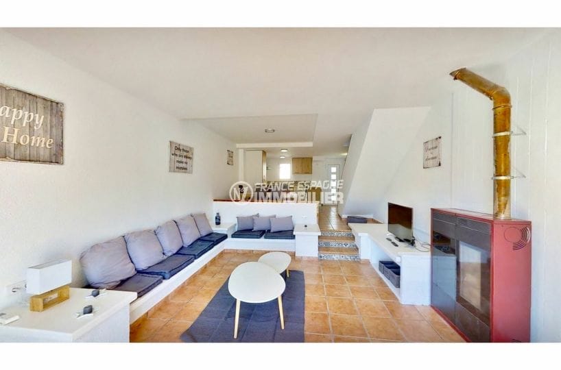 immo empuria: villa 132 m² avec amarre, salon avec cheminée et climatisation